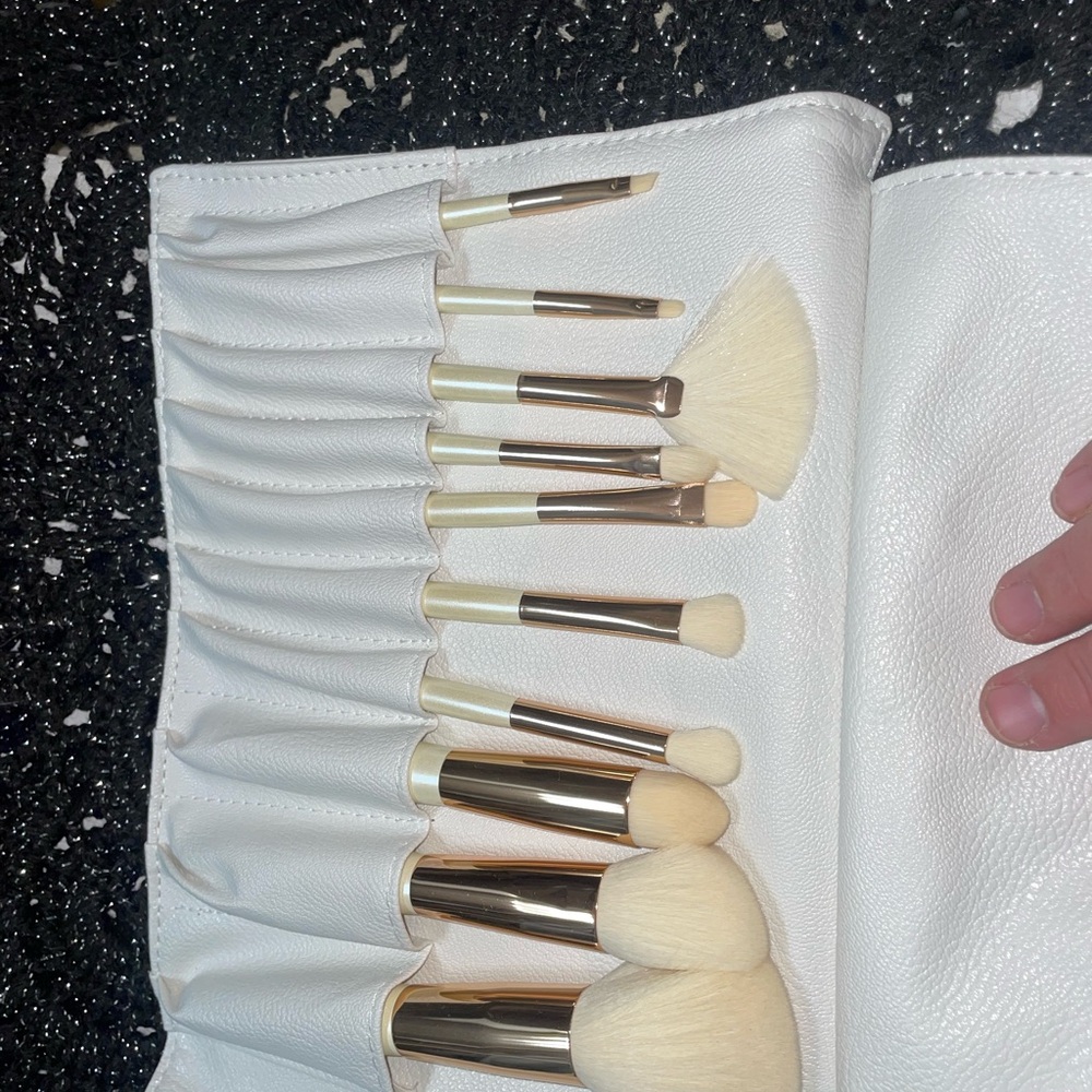 Le Beaute Soi SnowWhite Makeup Brush Set with Gold Accents - 10 Piece